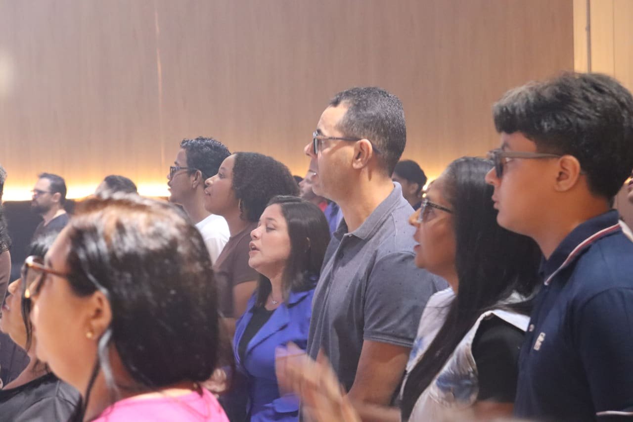 Congregação reunida durante o culto de domingo
